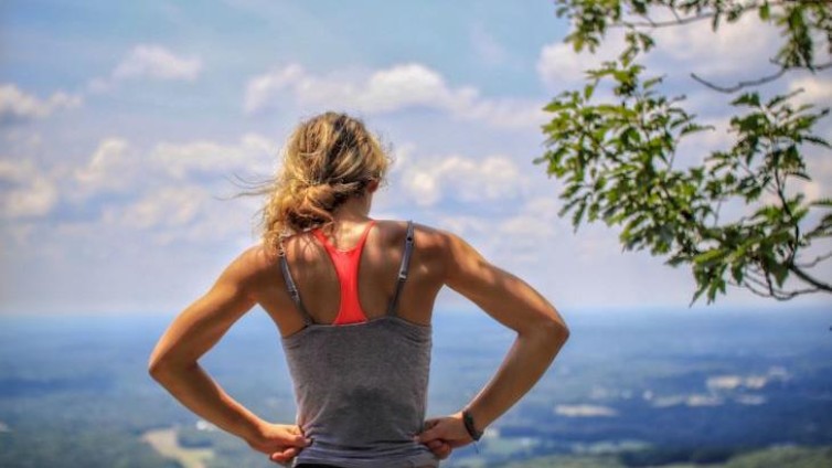 Vrouw op berg in hardloopkleding