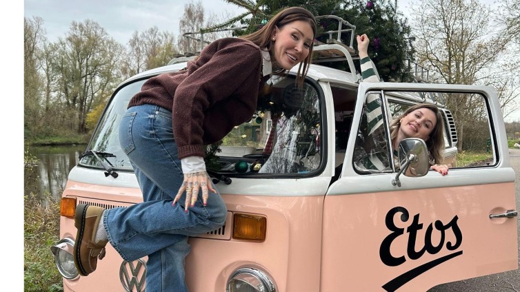 Etos stuurt creators met 'Cadeaubus' op pad voor social-kerstcontent