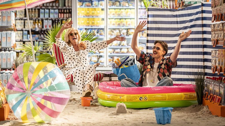 Albert Heijn trapt zomer af met levensliedlegende Corry Konings, campkoning Bram Krikke en een knipoog naar Whigfield