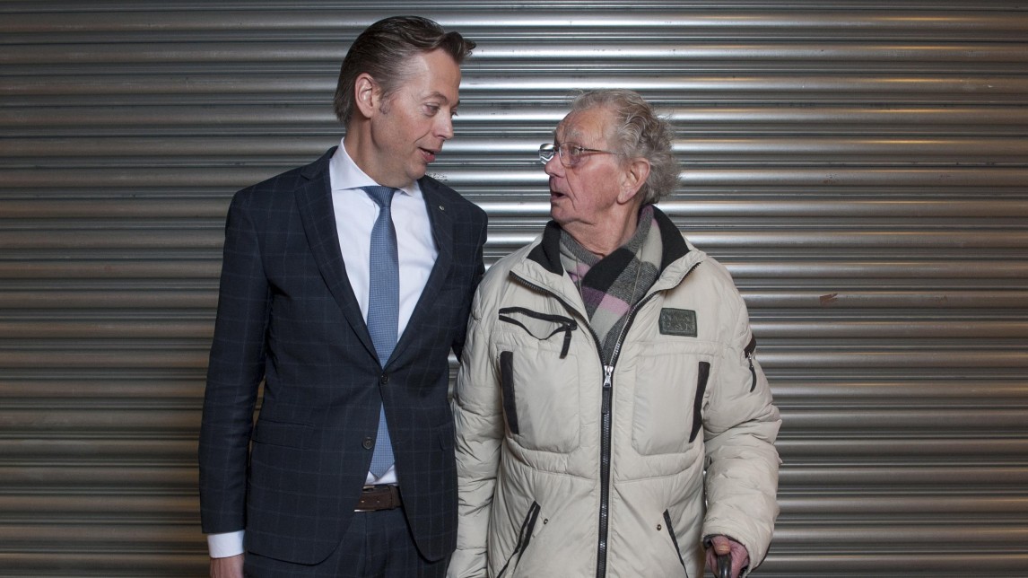 Marcel Huizing met meneer De Wijs, een klant van Dirk van den Broek Marie Heinekenplein