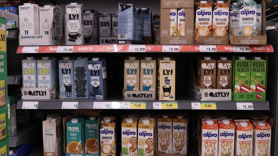 oatly drinkverpakkingen in een supermarktschap