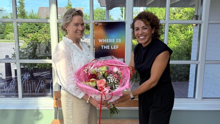 Eva Klinkert (l) en Charelle Akihary