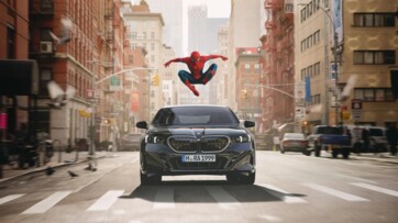 BMW had geen plannen voor reclames op je autoscherm, maar prijst nu vrolijk Spider-Man aan