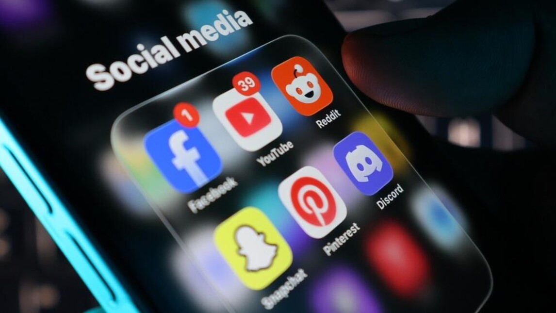 social media iconen op een smartphonescherm