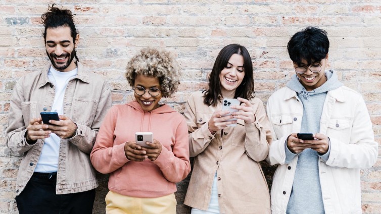 Vier mensen op hun telefoon