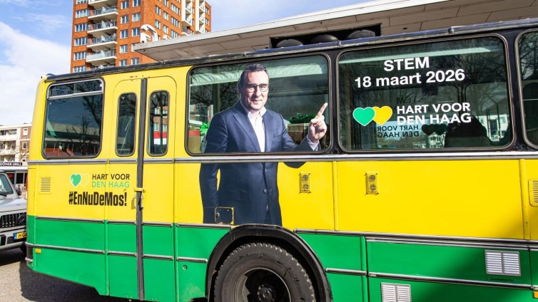 Hart voor Den Haag, de partij van Richard de Mos, flyert bij winkelcentrum Leyweg 