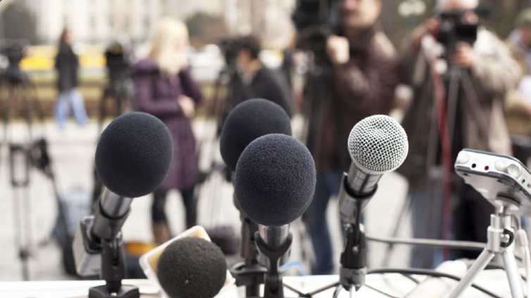 microfoons voor een persconferentie