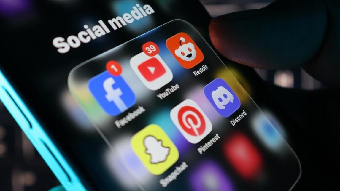 social media iconen op een smartphonescherm