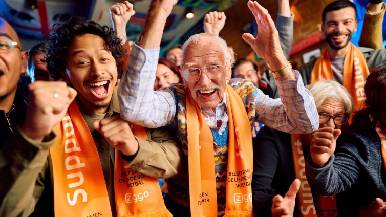 Samen voetbal kijken als middel tegen eenzaamheid en omdat het simpelweg leuk is