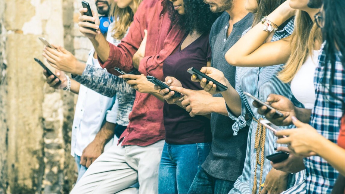 Jongeren op mobiele telefoon