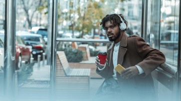 Gesponsorde content meest storende reclamevorm in podcast