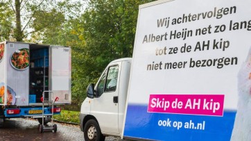 Pesterig Wakker Dier achtervolgt bezorgwagens van Albert Heijn