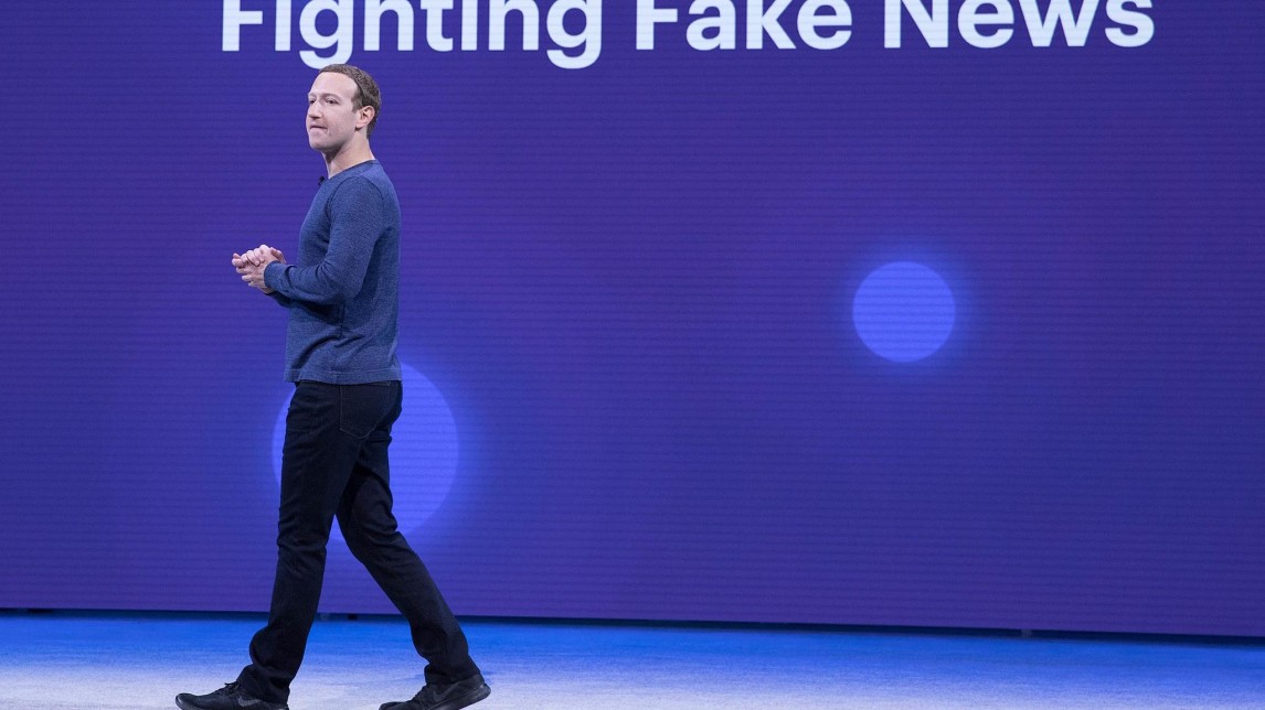 Mark_Zuckerberg twee jaar geleden tijdens een keynote over fake news