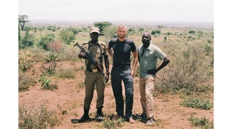 Tim van Deursen geflankeerd door wild park rangers