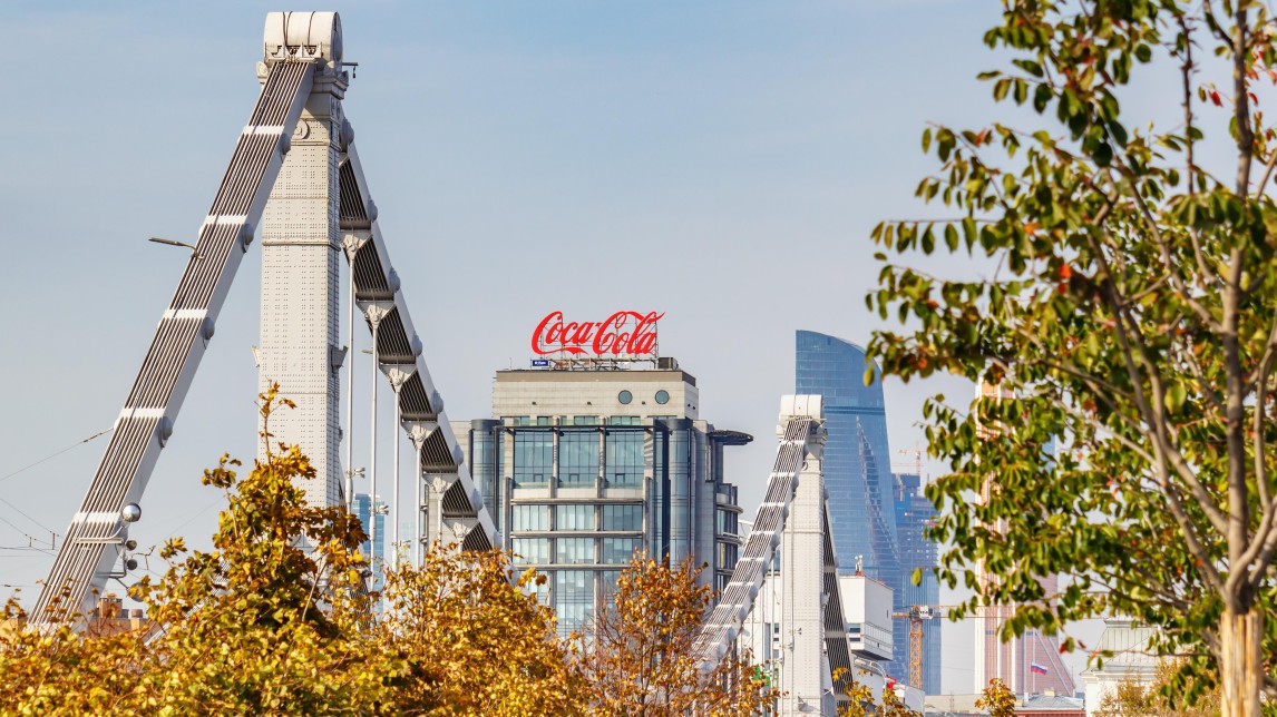 Reclamebord Coca-Cola in Moskou, op de voorgrond de Krymsky-brug