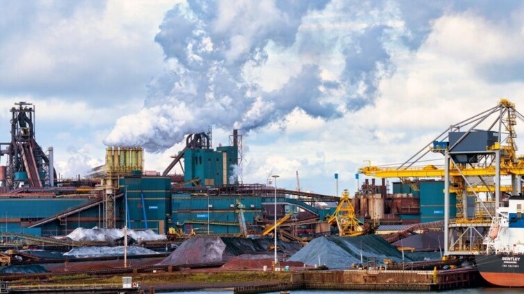 Beeld van het Tata Steel-complex in IJmuiden