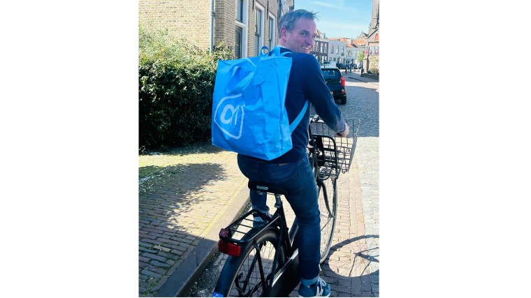 Johan van der Zanden in actie met de nieuwe AH boodschappen-rugtas