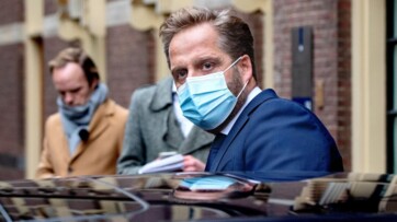Logeion-voorzitter fileert VWS-narratief corona: ‘Operatie geslaagd, patiënt overleden’