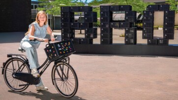Cortina lanceert brugklascampagne met installatie van honderden fietskratjes