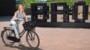 Cortina lanceert brugklascampagne met installatie van honderden fietskratjes