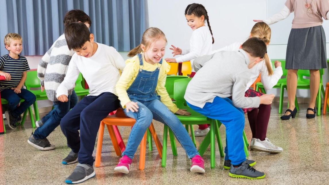 Kinderen doen steoelendans