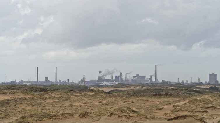 Het complex van Tata Steel achter de duinen van IJmuiden.