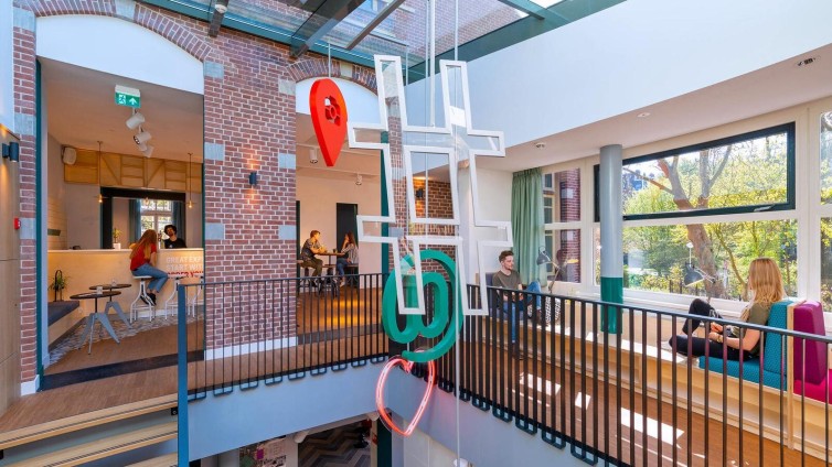 Gardeners vindt na brand in Vondelkerk onderdak bij Stayokay