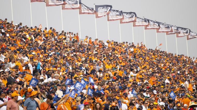 Volle tribunes, 105 duizend toeschouwers zowel bij kwalificatietraining als  de GP zelf