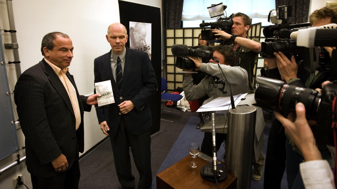 Maurice de Hond (l) krijgt in 2009 het tweede exemplaar van het boek van Ernst Louwes