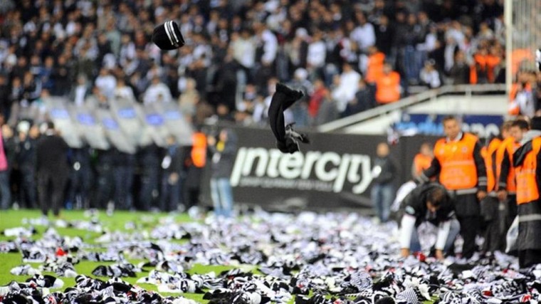 Beşiktaş-fans gooiden duizenden sjaals op het veld, als steunbetuiging aan de stad Van na een aardbeving daar in de winter