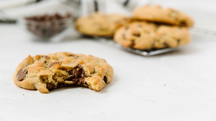 foto van cookies met een hap er uit