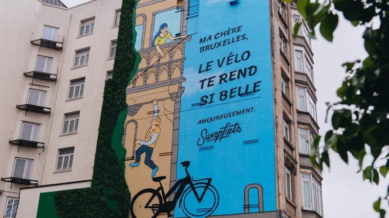 Swapfiets op muur in Brussel