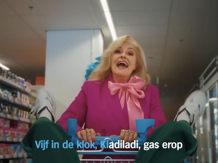 Corry Konings in de 'Dat klinkt als weekend'-campagne