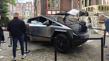 Tesla tourt met niet-verkrijgbare Cybertruck door Nederland en iedereen wil 'm zien