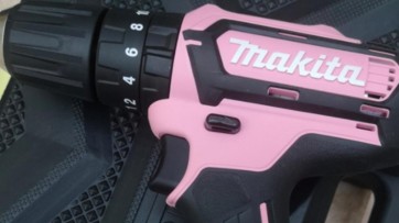 Makita krijgt kritiek op producttekst 'dames-boor' en reageert assertief