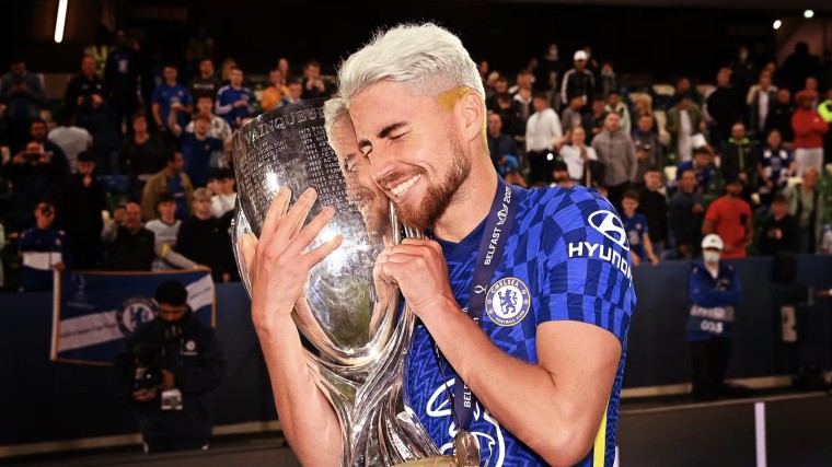 Foamy Haircut van het Braziliaanse biermerk Brahma, met Jorginho van Chelsea en de Europese Supercup