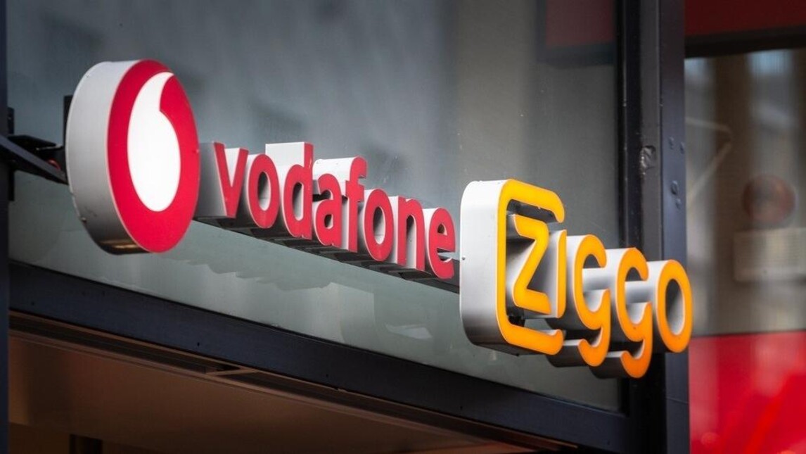 Vodafone en Ziggo logo's op winkelgevel van telecombedrijf VodafoneZiggo.