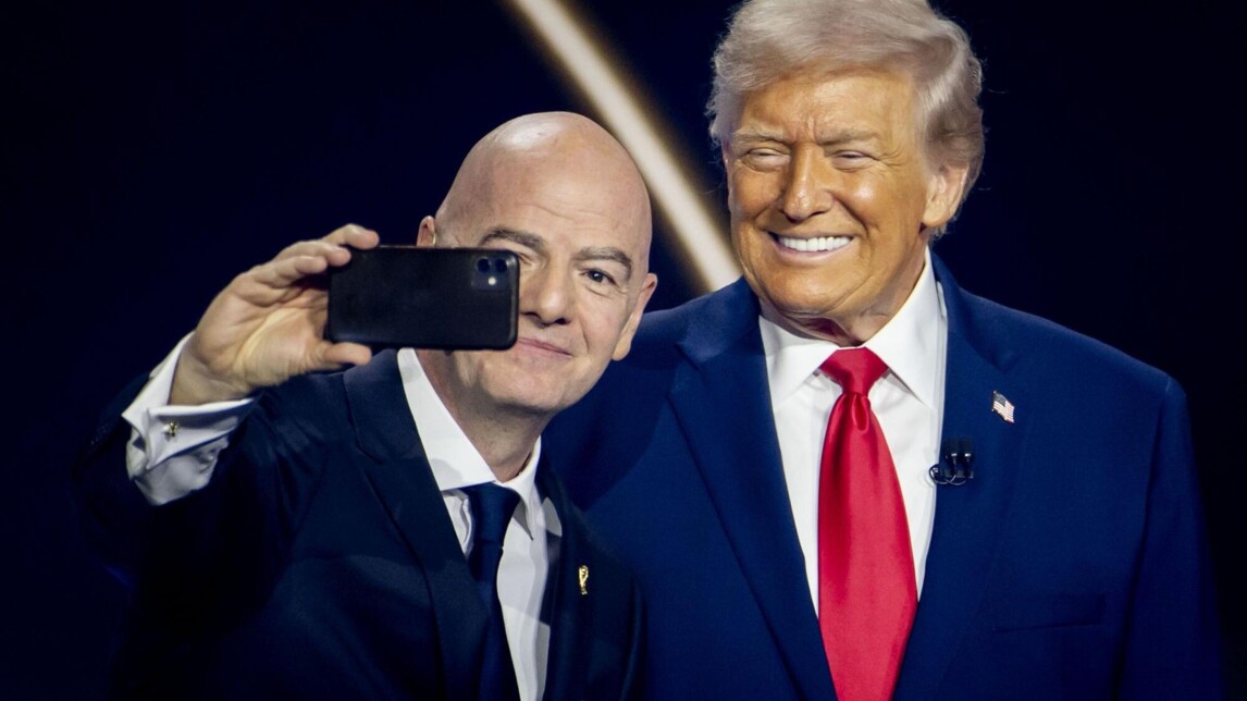 Fifa-voorzitter Gianni Infantino maakt selfie met president Donald Trump, 