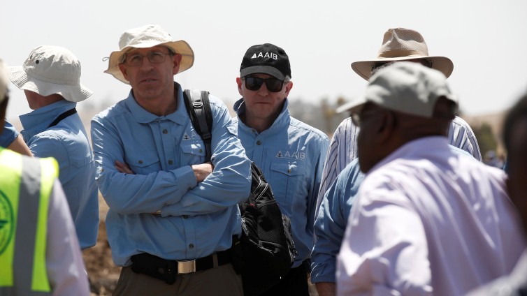 Onderzoekers van de American civil aviation en Boeing inspecteren de plek waar het vliegtuig van Ethiopian Airlines neerstortte