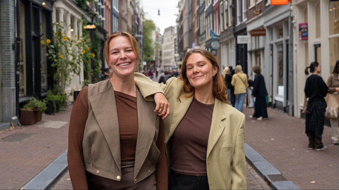 Sanne van 't Ooster (l) en Esmee Barth