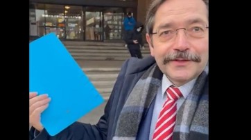 Burgemeester Enschede heeft perfecte PR-strategie om rapport in media te krijgen