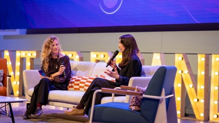 Lucy Whitehead (R) en Marjo van den Akker (L) over de groeiende rol van creators in merkbouw en effectievere inzet door adverteerders