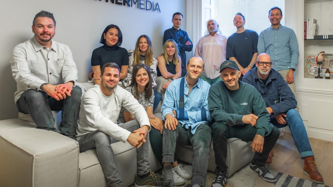 Het team van VaynerMedia Amsterdam, met rechtsonder met pet Gary Vaynerchuk