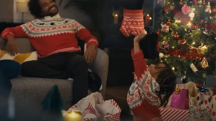 Beeld uit de kerstcommercial van Hema in 2023 die de Gouden Loekie won