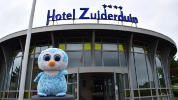 Hotel Zuiderduin vraagt aandacht voor verloren knuffel met komisch fotoverslag