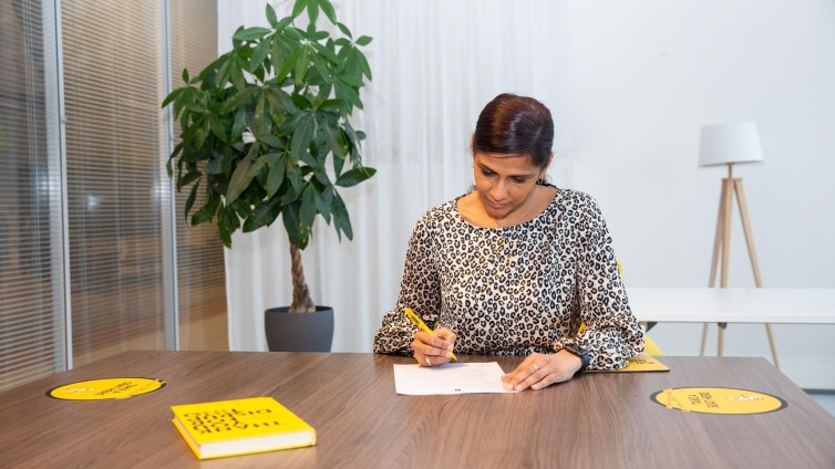 Patritia Pahladsingh (TBWA\NEBOKO) ondertekent het Charter Diversiteit.