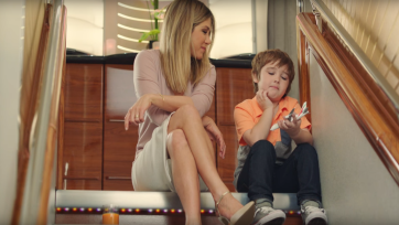 Jennifer Aniston als kindervriend in nieuwe Emirates-campagne