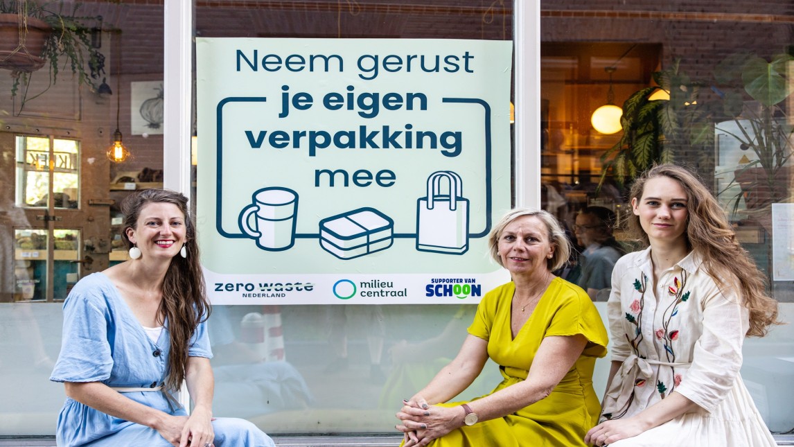 Fotobijschrift: V.l.n.r.: Elisah Pals (Zero Waste Nederland), Ika van de Pas (Milieu Centraal) en Elise Mooijman (Stichting Nederland…