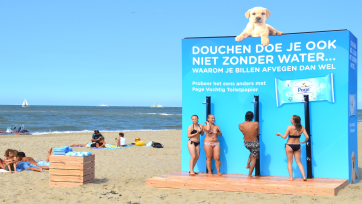 Page promoot vochtig toiletpapier en biedt een douche op het strand aan