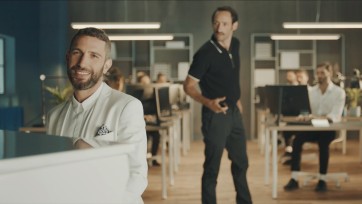 Samsung maakt satirische video over onze smartphoneverslaving